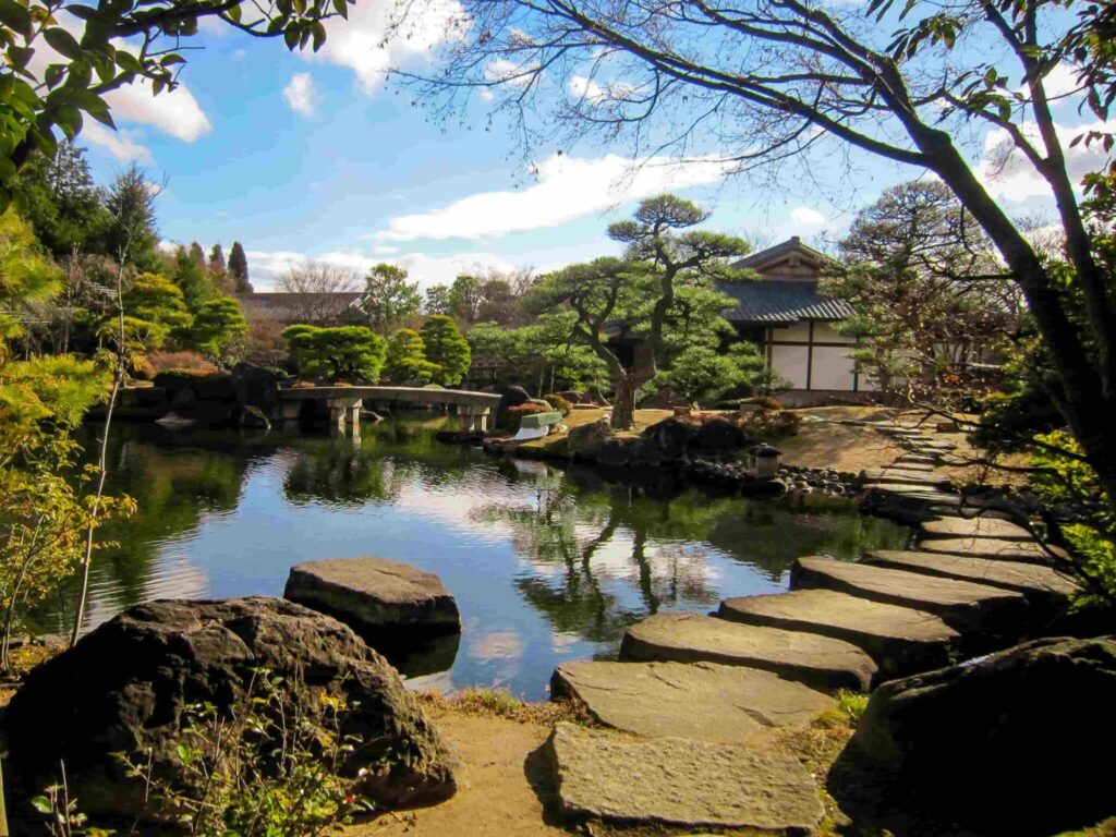 Een Japanse tuin met meer en pad