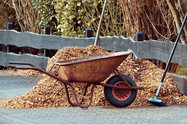 Mulch van houtsnippers in kruiwagen