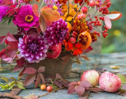 Herfstboeket met paars en oranje bloemen