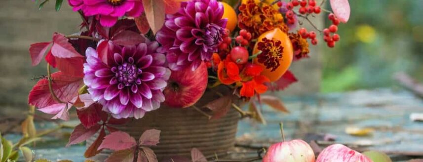 Herfstboeket met paars en oranje bloemen