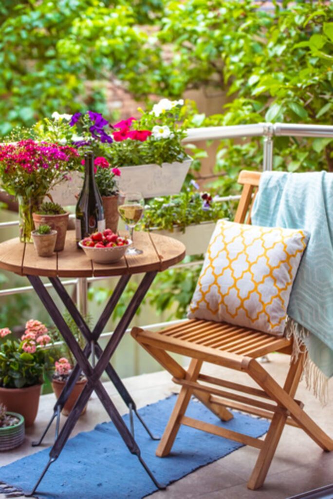 Kleurige balkontuin met bloemen in hangbakken en potten