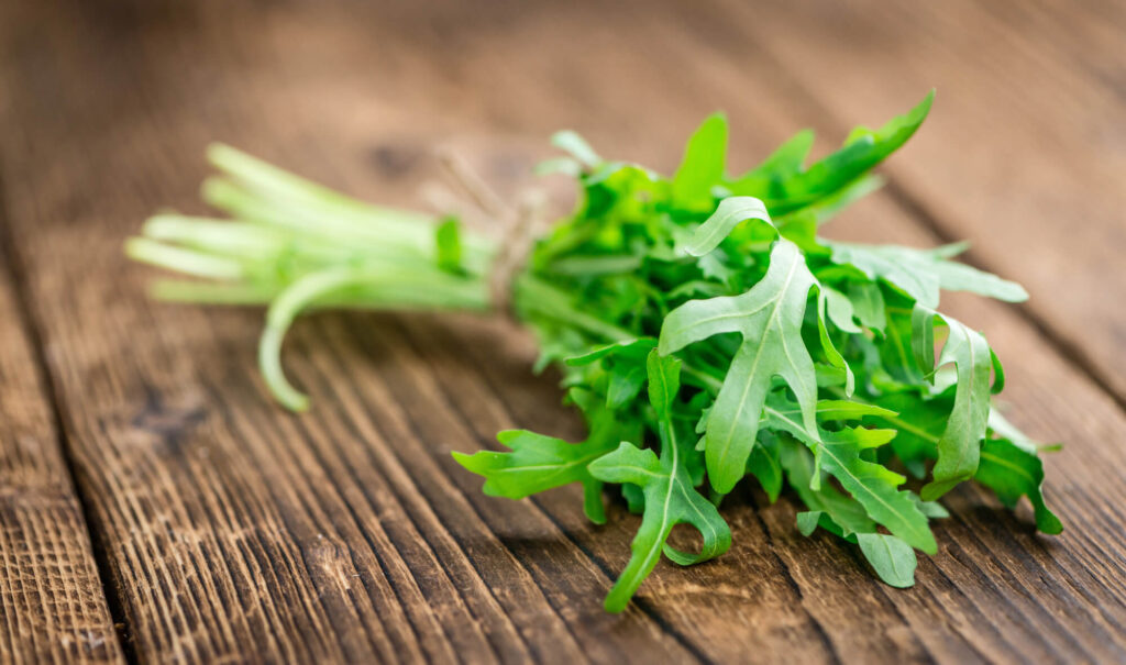 Bosje rucola op houten tafel