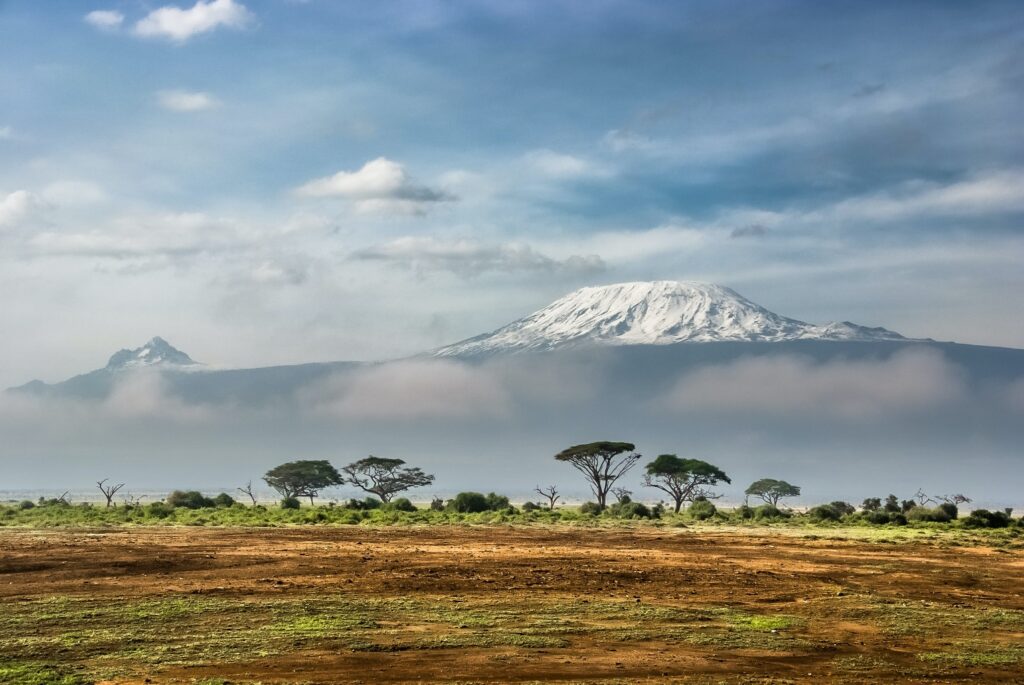 Steppe in Kenya met berg